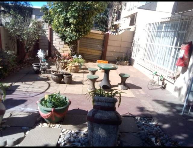 2 BEDROOM TOWNHOUSE FOR SALE IN VANDERBIJLPARK CE 2..